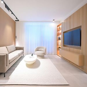 Deluxe One-Bedroom Apartment Harbour View